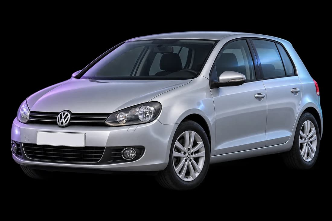 Серебристый Volkswagen Golf, AI-иллюстрация